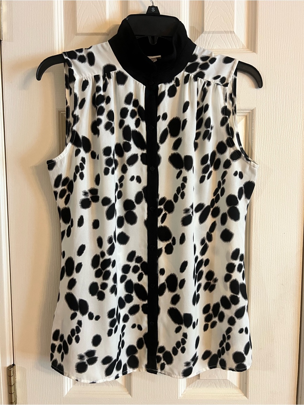 Worthington sleeveless Dalmatian spot blouse